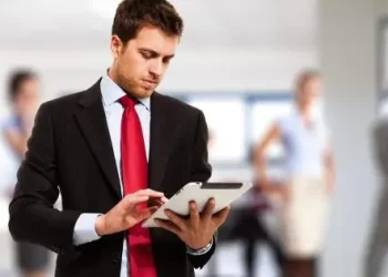 تشغيل محققين قانونيين لإجراء التحقيقات القانونية على أرض الواقع