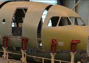 مصنع اجزاء الطائرات: توظيف عدة تقنيين