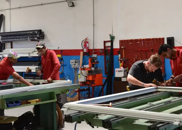 شركة متخصصة في انتاج الألمنيوم