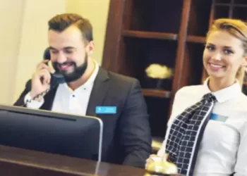 بصالير 4200 درهم.. توظيف موظف استقبال بشهادة البكالوريا بعقد عمل دائم