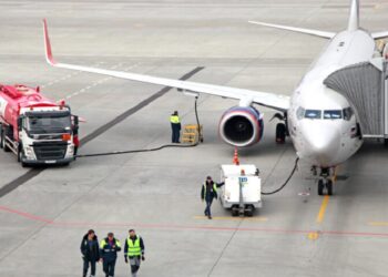 براتب 2700 و 3000 درهم توظيف شباب في توجيه المسافرين و نقل الأمتعة بالمطار