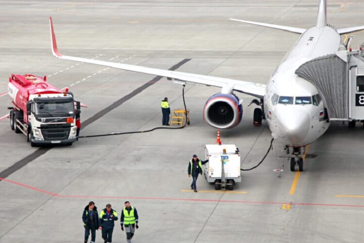 براتب 2700 و 3000 درهم توظيف شباب في توجيه المسافرين و نقل الأمتعة بالمطار