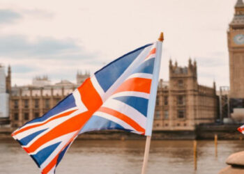 التسجيل بمنح الدراسة في بريطانيا مجانا 2025