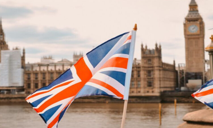 التسجيل بمنح الدراسة في بريطانيا مجانا 2025